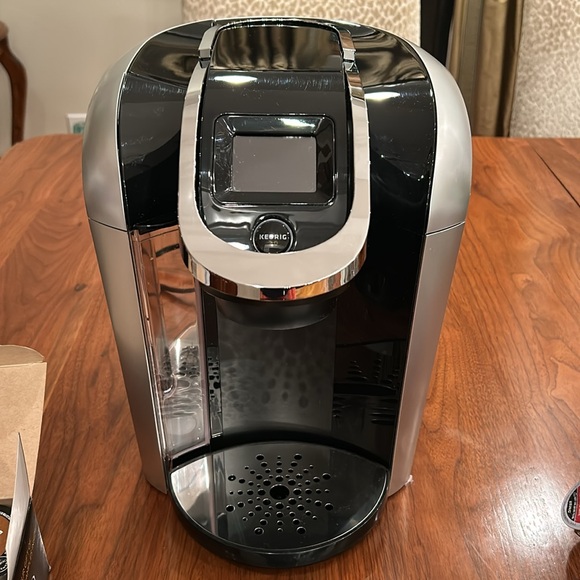 Keurig 2.0 with coffee pot, pod carousel, and a selection of coffees. - Picture 2 of 7